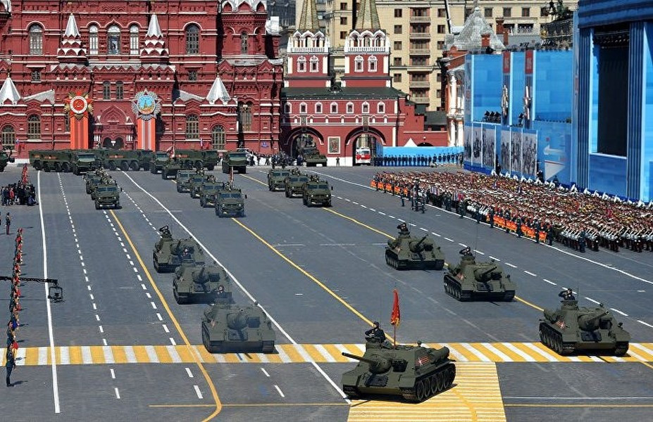 Nhờ việc nằm phục kích và lấy sẵn phần tử ngắm, pháo tự hành SU-100 với uy lực và độ cơ động lớn hơn nhiều so với pháo xe kéo D-44 85 mm - vẫn được đánh giá là rất hữu dụng.