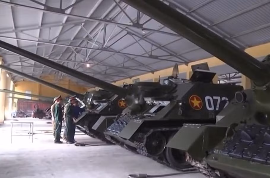 Pháo D-10S tương tự loại lắp trên xe tăng T-54 thế hệ đầu, về sức mạnh, nó có thể xuyên thủng tấm thép dày 125 mm để thẳng góc với mặt đất từ cự ly 2 km.