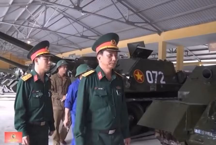 Vũ khí của SU-100 chỉ gồm duy nhất pháo nòng xoắn D-10S cỡ 100 mm, không có thêm súng máy đồng trục hay súng máy phòng không để chống lại bộ binh áp sát.