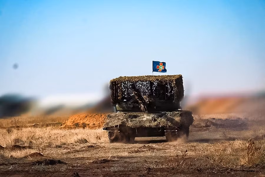 Cơ quan báo chí của Trung đoàn 19 Vệ binh quốc gia Ukraine vừa đăng tải hình ảnh chiếc xe tăng T-62M chiến lợi phẩm, được họ nâng cấp và đưa trở lại chiến trường để làm nhiệm vụ.