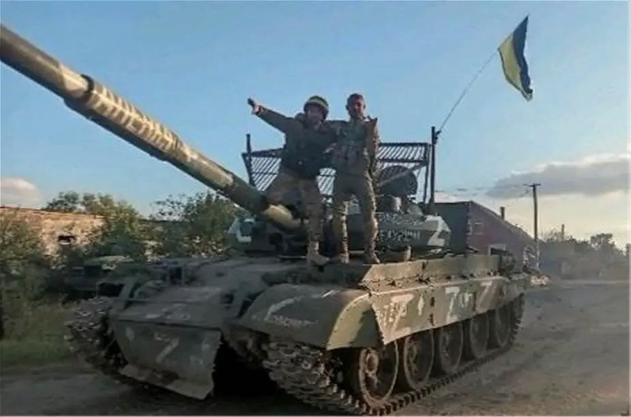 Bên cạnh đó một cấu trúc đặc biệt đã xuất hiện phía trên khoang động cơ, được bao phủ bởi một tấm lưới ngụy trang, nhiều khả năng cấu kiện này nhằm tản nhiệt, giúp cỗ chiến xa khó bị phát hiện hơn bởi khí tài trinh sát ảnh nhiệt, đồng thời đóng vai trò như lớp giáp phụ.