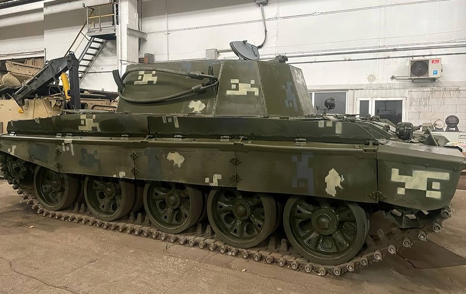 Bên cạnh đó, một số xe tăng T-62M khác đã được hoán cải công năng, ví dụ như làm phương tiện yểm trợ hỏa lực hạng nặng bằng cách lắp tháp pháo 30 mm 2A42 của xe chiến đấu bộ binh BMP-2.