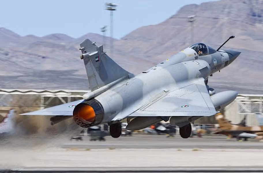 So sánh với những tiêm kích F-16AM do các quốc gia châu Âu cung cấp, tiêm kích Mirage 2000-5 được đánh giá cao hơn về độ cơ động, khi thêm hệ thống EW và vũ khí mới, nó sẽ trở nên lợi hại hơn một bậc.