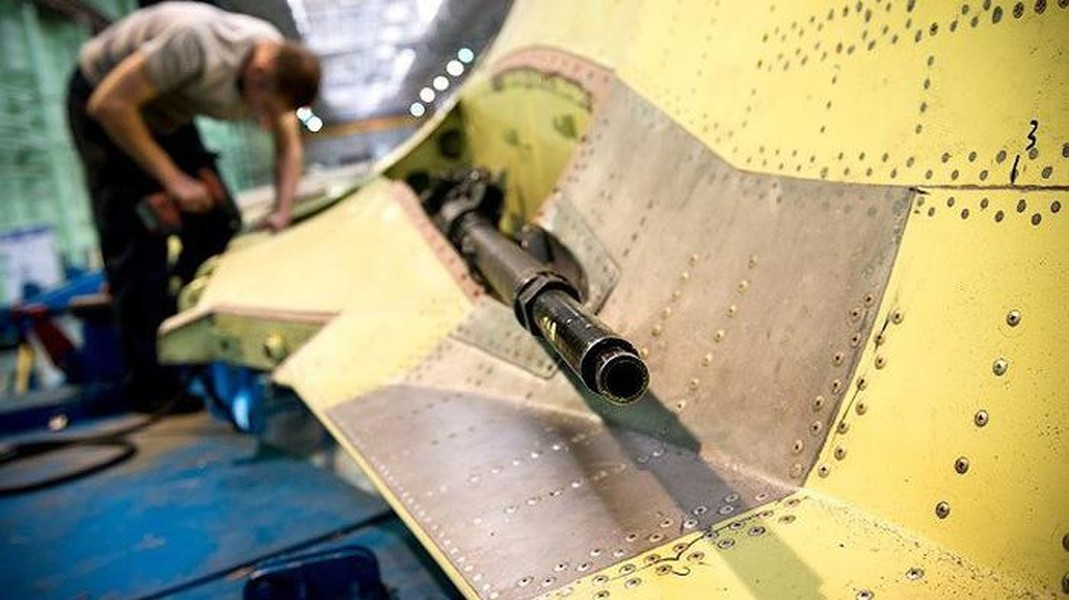 Bắn cỡ đạn 30×165 mm, GSh-301 có thể bắn nhiều loại đạn khác nhau, bao gồm đạn nổ mạnh, đạn xuyên giáp và đạn cháy. Tính linh hoạt như vậy khiến nó có thể tấn công cả mục tiêu trên không và trên mặt đất.