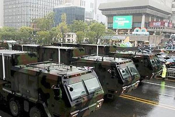 Quân đội Hàn Quốc lần đầu giới thiệu tên lửa Hyunmoo-4 tại lễ kỷ niệm ngày thành lập quân đội vào năm ngoái. Tên lửa Hyunmoo-5 dự kiến được "trình làng" trong năm nay có sức công phá mạnh mẽ hơn Hyunmoo-4.