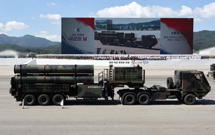 Trong khi tên lửa Hyunmoo-4 có trọng lượng đầu đạn 2 tấn, thì Hyunmoo-5 nổi bật với đầu đạn nặng tới 8 tấn, thuộc loại mạnh nhất thế giới. Hyunmoo-5 được phóng thử nghiệm thành công vào cuối năm 2023, do công ty Hanwha phát triển, được thiết kế để tấn công các căn cứ hầm ngầm quân sự kiên cố của Triều Tiên.