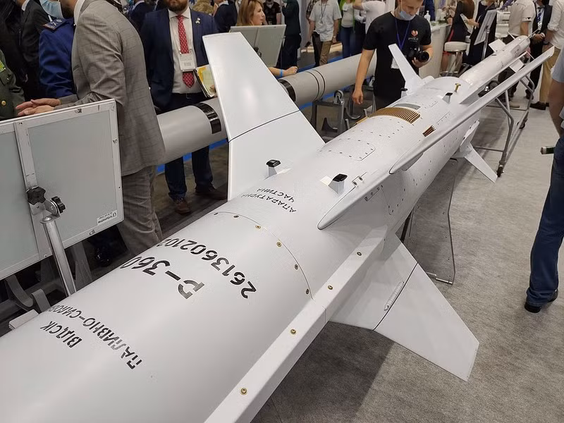 Phiên bản cải tiến của tên lửa R-360 được trang bị hệ thống điều khiển và đầu đạn mới nhẹ hơn, giúp tăng tầm bắn lên đáng kể, từ 280 km lên 700 km.