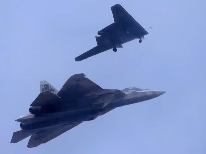 Đáng chú ý là những gì diễn ra đã trực tiếp phủ nhận tin đồn về sự hiện diện của hệ thống tự hủy trên máy bay không người lái, chức năng như vậy rõ ràng không có trên S-70 Okhotnik nhằm bảo vệ dữ liệu mật.