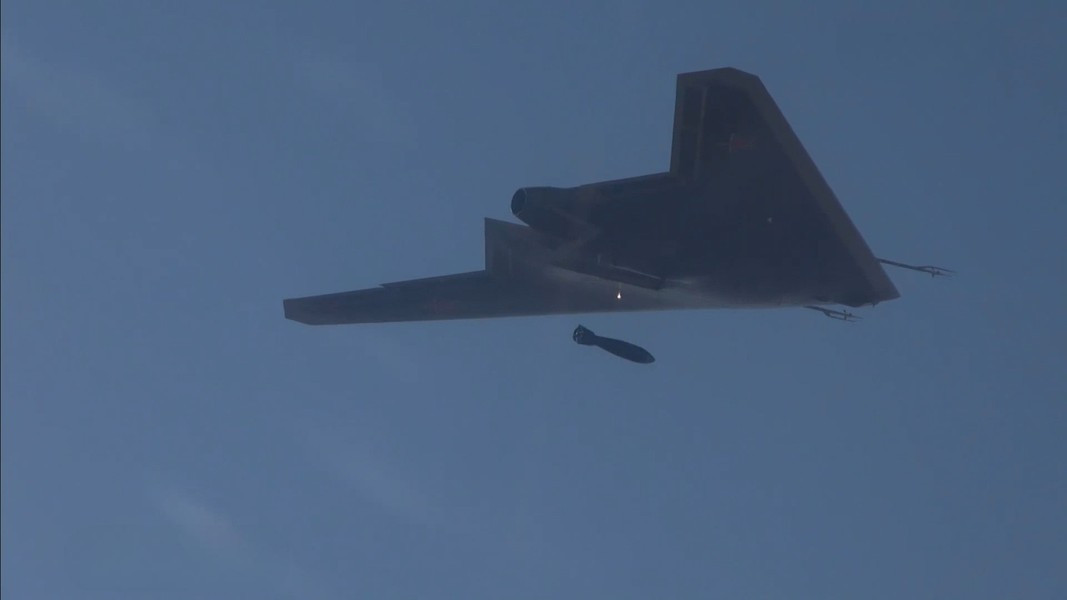 Số lượng và loại giá treo vũ khí không được tiết lộ, nhưng căn cứ vào các đoạn phim thử nghiệm do Bộ quốc phòng Nga đăng tải cho thấy máy bay có thể sử dụng loại đạn hàng không nặng tới 500 kg.