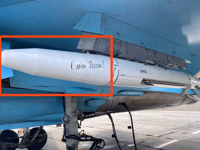 Đây là loại bom lượn lắp module đẩy của Nga, được phát triển trên cơ sở bom hàng không FAB-250 nặng 250 kg, tích hợp hệ thống dẫn đường phối hợp vệ tinh. Theo một số dữ liệu, phạm vi bay tối đa của nó có thể từ 50 đến 90 km.