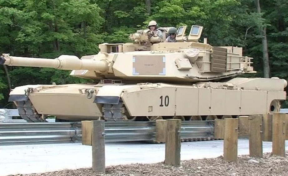 Lữ đoàn đã mang theo những xe tăng M-1 Abrams còn lại được trang bị cho tiểu đoàn duy nhất của đơn vị. Chúng đã được nâng cấp những bộ phận rất cần thiết.