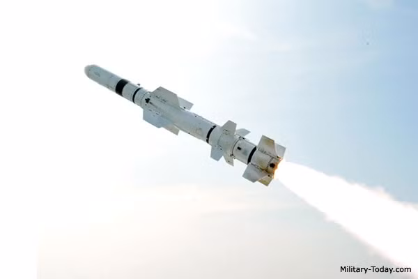 Năm 2011, Hải quân Mỹ ký hợp đồng trị giá 120 triệu USD mua 60 tên lửa Harpoon Block II nổi bật với cải tiến tích hợp hệ thống định vị GPS và kênh truyền dữ liệu cho phép cập nhận thêm thông tin mục tiêu trong hành trình bay. Phiên bản RGM/AGM-84L Block 2 đạt tầm bắn 278km. Nguồn ảnh: Military-Today