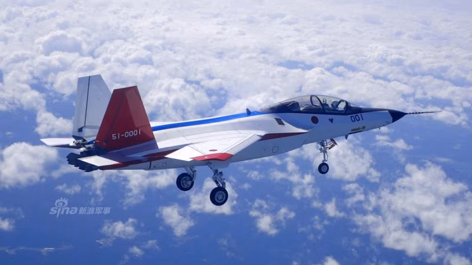 Đây là thiết kế máy bay chiến đấu thế hệ thứ 5 đầu tiên do Nhật Bản phát triển, mà trực tiếp là Tập đoàn Mitsubishi Heavy Industries (MHI) thực hiện. MHI hiện cũng là “cha đẻ” dòng máy bay tiêm kích đa năng F-2 chủ lực của JASDF. Trong ảnh: X-2 trong lần bay đầu tiên với bộ phận bánh đáp không thu vào đề phòng trường hợp bất trắc có thể hạ cánh được ngay. Nguồn: Sina