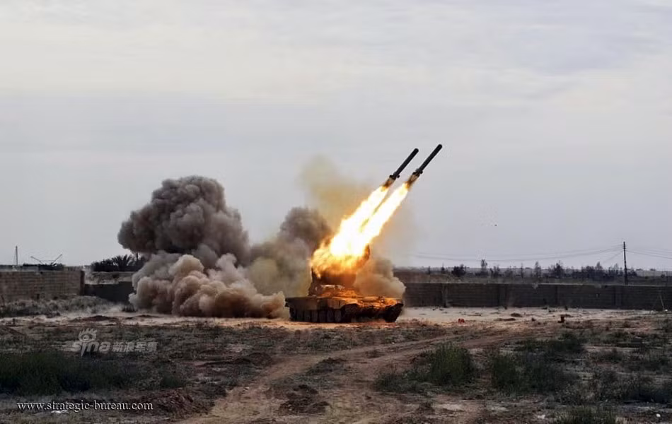 Hệ thống pháo phản lực hạng nặng TOS-1A Buratino gồm hai thành phần chính: Xe chiến đấu BM-1 trang bị giá phóng 24 nòng có thể xoay đổi hướng và hai xe tiếp đạn TZM-T. Nguồn ảnh: Sina