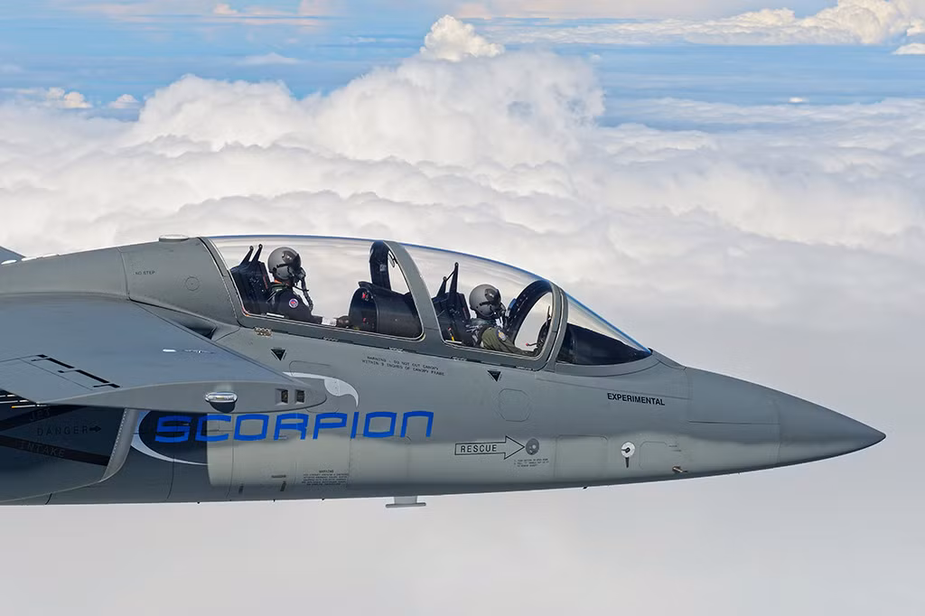 Ngoài ra, kết cấu buồng lái lớn hai chỗ ngồi cho phép Scorpion đáp ứng nhiệm vụ bay huấn luyện phi công máy bay chiến đấu. Nguồn ảnh: Military-Today