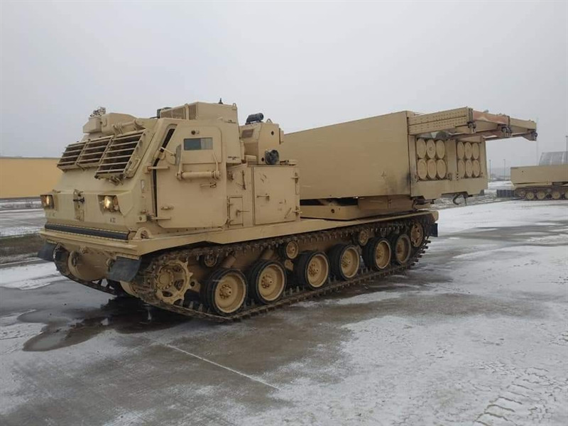 Hệ thống phóng phản lực M270 đặt trên khung thân xe chiến đấu bộ binh M2 Bradley. Mỗi xe phóng mang được 2 container, mỗi container chứa 6 quả đạn rocket cỡ 240 mm. Một xe M270 khai hỏa sẽ phóng 8.000 đầu đạn (nhỏ) trong 60 giây với tầm bắn khoảng 32 km.