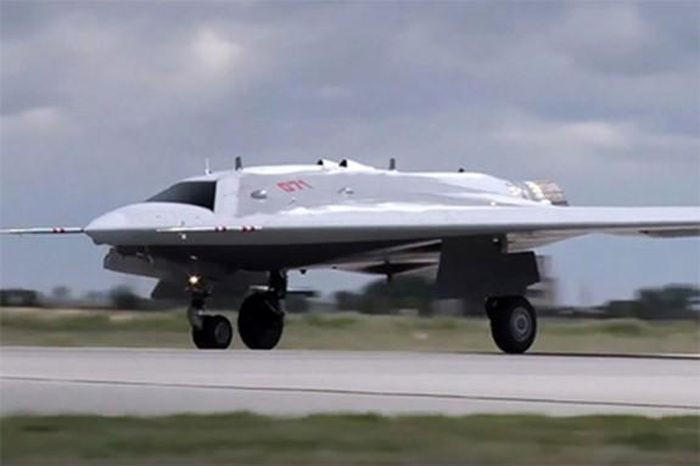 "Các cuộc thử nghiệm sẽ đánh giá khả năng kết nối của thiết bị bay không người lái với hệ thống dẫn đường tên lửa và thiết bị điện tử của tiêm kích hàng đầu Su-57 Felon".