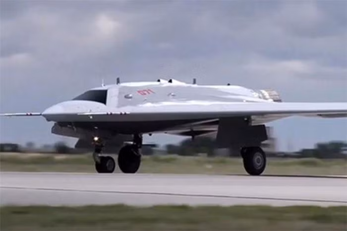 "Các cuộc thử nghiệm sẽ đánh giá khả năng kết nối của thiết bị bay không người lái với hệ thống dẫn đường tên lửa và thiết bị điện tử của tiêm kích hàng đầu Su-57 Felon".