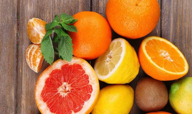 Cam/Quýt: Trái cây có tính ấm, vị chua ngọt, giàu vitamin C, giúp thông khí gan, trừ thũng, giải độc. Đây là hoa quả rất thích hợp dành cho bệnh nhân bị sỏi thận.