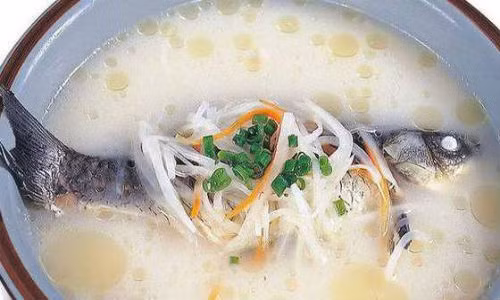 Thay bằng cách chế biến cá thông thường, bạn hãy biến tấu nấu canh cá với sữa đậu nành sẽ có được một món ngon vừa bổ dưỡng cho cả nhà, đặc biệt có thể dụ được khẩu vị cho bé.