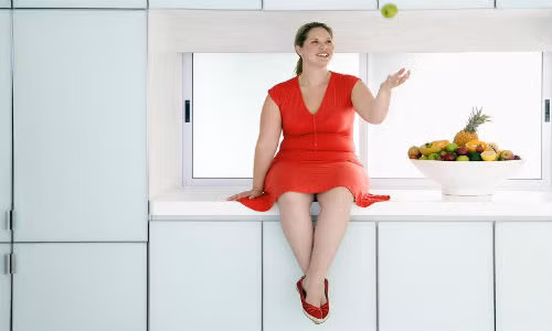 Theo Đông y, nguyên nhân của chứng béo phì là do đờm, thấp (ẩm ướt), trệ ( ứ đọng) gây nên. Phụ nữ chức năng thận suy yếu sẽ có khuynh hướng tăng cân.