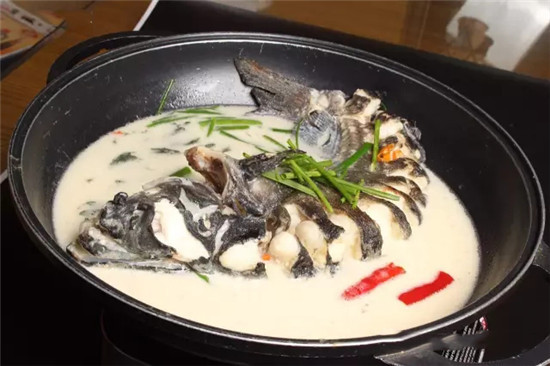 Đặt chảo lên bếp cho dầu ăn vào cho nóng rồi cho gừng vào cá chiên vàng hai mặt rồi bỏ ra.