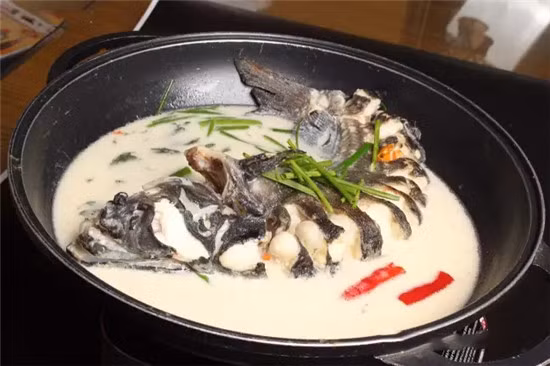 Đặt chảo lên bếp cho dầu ăn vào cho nóng rồi cho gừng vào cá chiên vàng hai mặt rồi bỏ ra.