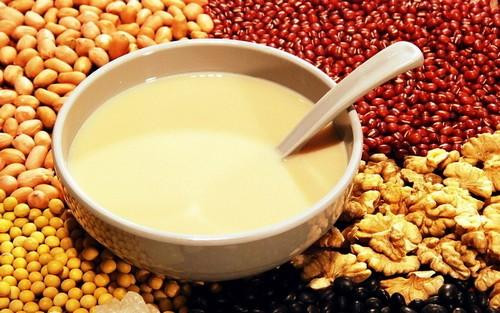 Phi thơm hành khô, đổ sữa đậu nành vào đun sôi, hớt hết bọt sau đó cho cá vào om lửa nhỏ cho mềm.