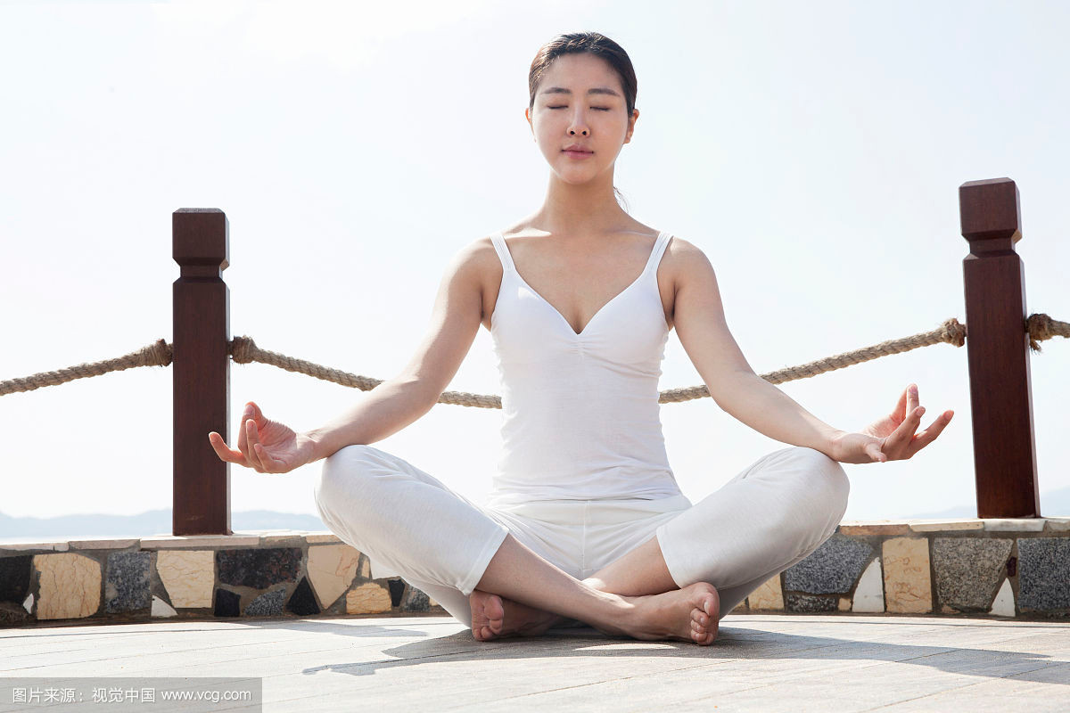 Ngoài ra, trước khi đi ngủ cũng là lúc thích hợp để ngồi thiền. Chỉ cần bạn ngồi xếp bằng, thẳng lưng trên giường, giữ đúng tư thế ngồi thiền, nhắm mắt tay đặt lên đùi hoặc xếp chéo nhẹ lên ngực và bằng đầu tập trung vào hơi thở.