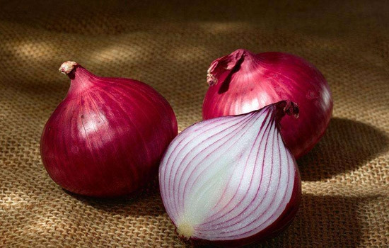 Nhờ giàu selen và các yếu tố quercetin, một hoạt chất chống oxy hóa mạnh mẽ, hành tây là thực phẩm chống ung thư hiệu quả.