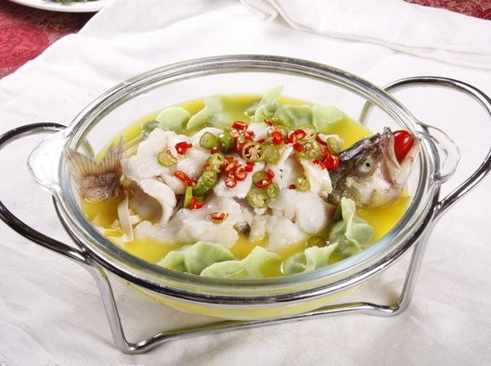 Cách làm: Cá rửa sạch, khía vài lát hai bên, cho muối vào rửa cho sạch rồi để ráo nước. Gừng cạo vỏ thái sợi, hành mùi rửa sạch xắt khúc nhỏ.