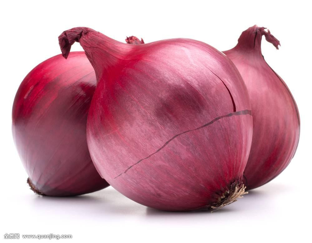 Hành tây ngâm rượu vang đỏ: Hành tây lột vỏ, rửa sạch, xắt thành 8 phần sau đó cho vào bình thủy tinh đổ ngập rượu vang đỏ, đậy kín để nơi thoáng mát trong vòng 1 tuần. Mỗi lần dùng khoảng 50ml rượu và một phần hành để điều trị mỡ máu.