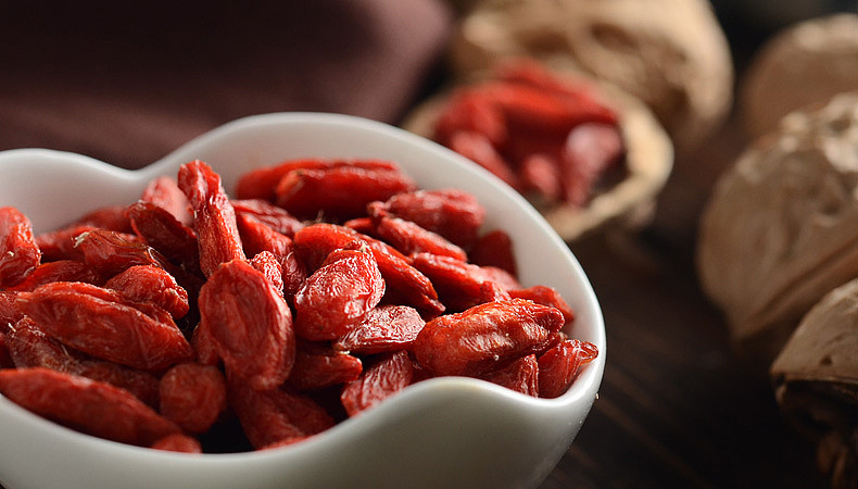 Cần lưu ý, kỷ tử tương đối bổ, có thể sinh thấp. Người nào cơ địa tỳ thấp hoặc bị táo bón lâu ngày không nên ăn nhiều. Những người đang cảm sốt, cơ thể bị viêm nhiễm hoặc đầy hơi chướng bụng không nên ăn kỷ tử.