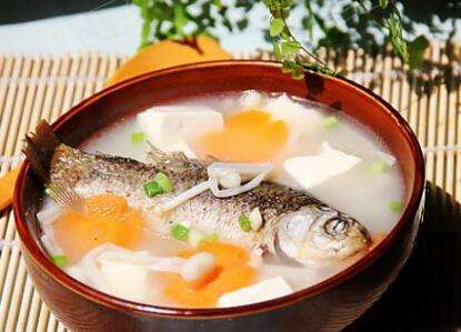 Canh cá nấu kiểu này vừa không tanh lại bổ dưỡng, đặc biệt nếu bạn nấu bằng cá lù đù vàng lớn canh sẽ thơm ngon đặc biệt, rất thích hợp dành cho các bé ăn vì ít xương dặm.