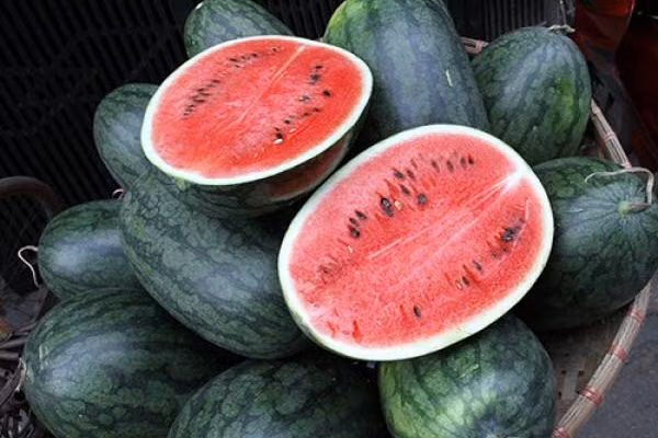 Tuy nhiên không phải cứ ăn nhiều dưa hấu thì thải độc càng nhiều. Dưa hấu lợi tiểu nếu ăn quá nhiều sẽ tăng gánh nặng cho thận.