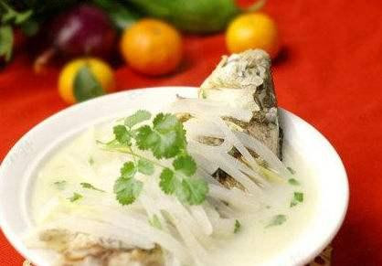 Khi cá chín mềm, nêm nếm gia vị vừa ăn vừa khẩu vị, thả hành mùi vào múc ra bát ăn nóng.