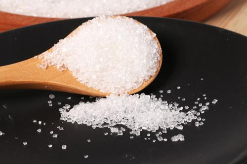 Đường trắng: Trong bếp nhà ai cũng có đường trắng. Ngoài dùng để làm gia vị cho các món ăn thì sử dụng đường khử mùi rất hiệu quả.