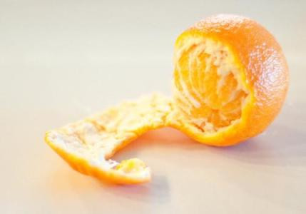 Với đặc tính chứa tinh dầu mùi thơm dễ chịu, dễ bay hơi, dễ khuếch tán, vỏ cam vỏ bưởi sẽ giúp làm sạch mùi hôi đáng ghét trong tủ lạnh.