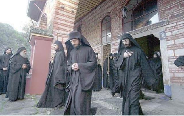 Các nhà sư ở đây một lòng "tu đạo thành tiên", học cùng nhau ăn, cùng chung sống và cùng nhau tu hành tránh xa bụi trần. Ảnh: Sina.