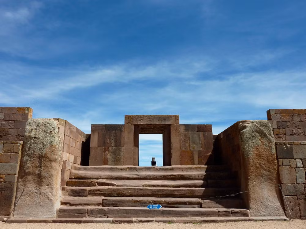 Tàn tích còn sót lại cho đến nay là một quần thế kiến trúc khổng lồ không còn nguyên vẹn được ghép bằng những tảng đá với độ chính xác rất cao..