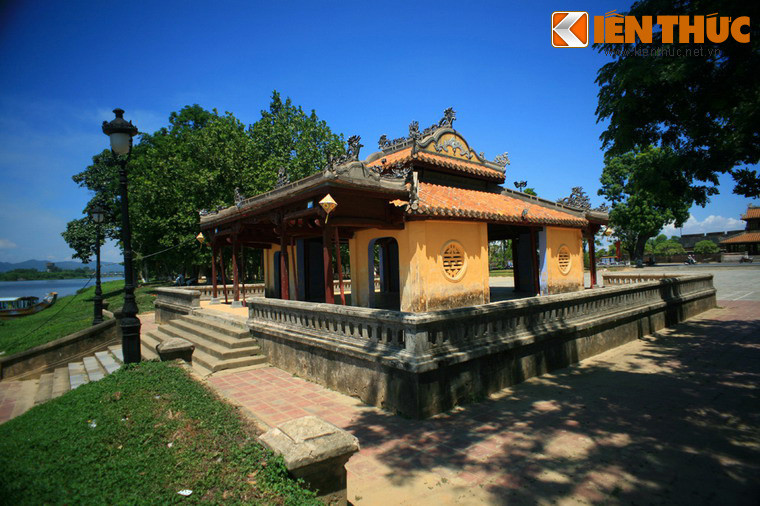 Theo sử sách, Nghênh Lương Tạ được xây dựng từ năm 1852 dưới triều vua Tự Đức, từ thời vua Khải Định trở về sau được gọi là Nghênh Lương Đình. Công trình trải qua những lần trùng tu lớn vào năm 1903 và 1918.