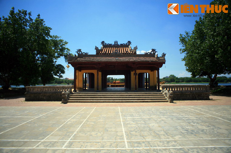 1. Nằm bên bờ sông Hương, Nghênh Lương Đình hay Nghênh Lương Tạ là một trong những nhà thủy tạ cổ được dùng làm là nơi nghỉ chân của các vị vua nhà Nguyễn trước khi đi xuống bến sông để lên thuyền rồng hoặc làm nơi hóng mát.