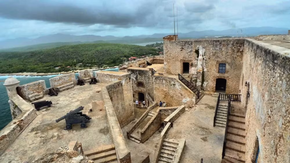 Được xây dựng từ năm 1637, lâu đài San Pedro de la Roca (cách thành phố Santiago de Cuba khoảng 10 km) được coi là nơi lưu giữ tốt nhất các di sản kiến trúc quân sự Mỹ - Tây Ban Nha dựa trên nguyên tắc thiết kế kiến trúc thời Phục hưng. Di sản thế giới của Cuba này được UNESCO công nhận năm 1997.