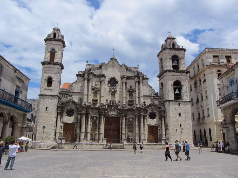 Havana Cổ là khu vực chính của thành phố Havana gốc do người Tây Ban Nha xây vào năm 1519 ở phía bến cảng của vịnh Havana. Vào thế kỷ 17, đây là một trung tâm đóng tàu. Thành phố được xây theo phong cách Tân cổ điển Baroque với nhiều công trình kiến trúc cổ ấn tượng. Năm 1982, Havana cổ được UNESCO công nhận là Di sản văn hóa thế giới.