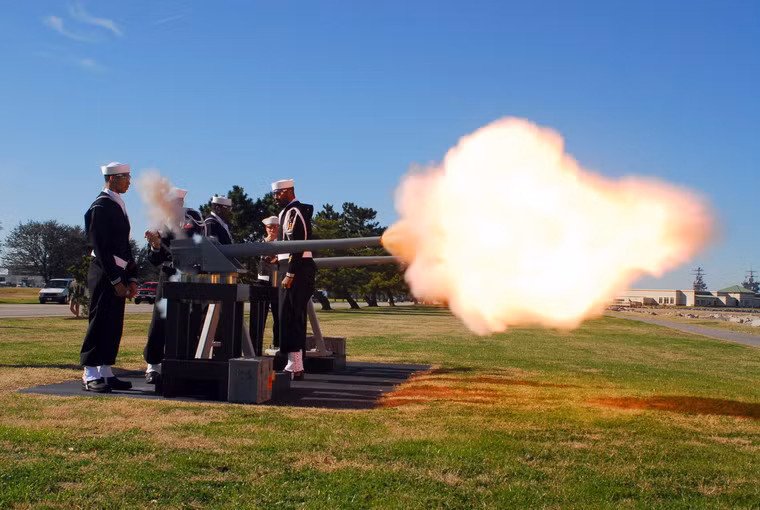 Nghi thức này không còn giới hạn ở các bến cảng mà còn được thực hiện trong các ngày lễ trọng đại và các trường hợp đón tiếp khách quý của đất nước.