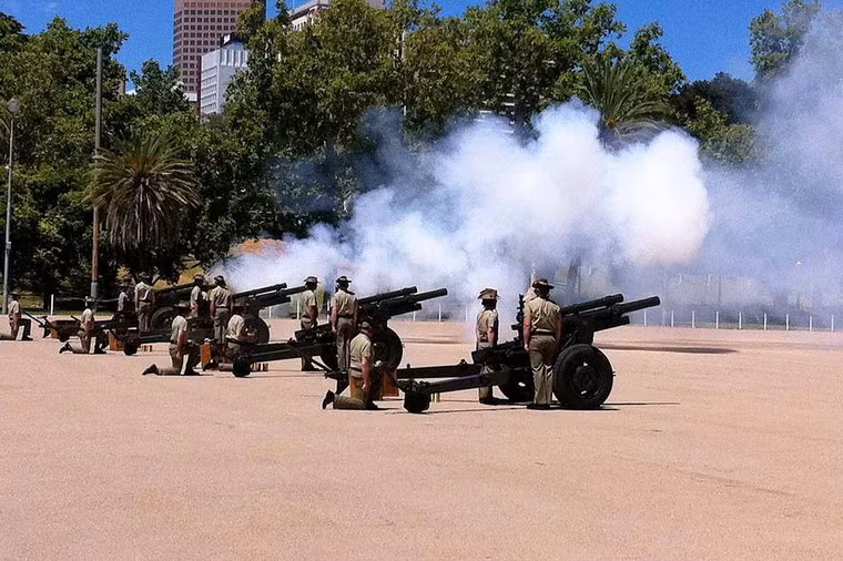 Cụ thể, khi chiến hạm của một nước tiến vào cảng của một nước khác thì các khẩu pháo trên chiến hạm phải bắn cho hết đạn để tỏ rằng mình đến không có ý thù địch.