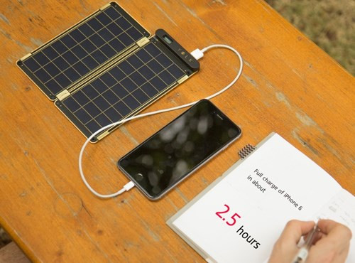Solar Paper là thành quả nghiên cứu của công ty khởi nghiệp YOLK với chuyên môn chính về công nghệ thiết kế, sản xuất các tấm pin năng lượng mặt trời. Không như những bộ sạc pin sử dụng nặng lượng mặt trời đang có mặt trên thị trường, Solar Paper có thiết kế siêu mỏng (điểm dày nhất chỉ 3,8mm) và chỉ cao hơn chút đỉnh so với chiếc iPhone 6. Đáng chú ý là Solar Paper không chỉ mảnh mai mà còn có khả năng chống thấm nước nên bộ sạc này gần như chẳng còn ngại nắng mưa nên rất thích hợp cho người dùng yêu thích du lịch khám phá.