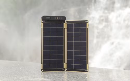 Hiện tại, bộ sạc pin năng lượng mặt trời Solar Paper 5W có giá bán khoảng 69 USD cho bản công suất 5W, 99 USD cho bản công suất 7,5W và 129 USD cho bản công suất 10W. Dự kiến hàng sẽ được giao tận tay người dùng trong tháng 9/2015.