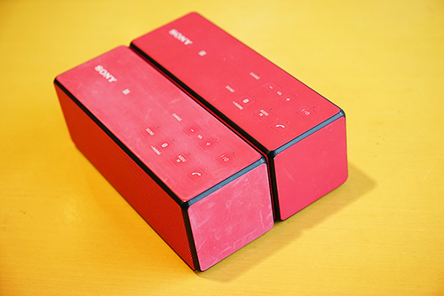  SRS-X33. Loa di động không dây X33 giống như một phiên bản phóng lớn và kéo dài của X11. Model này có khả năng tái tạo âm trầm sâu, mạnh nhờ bộ điều hướng âm thanh (radiator) bị động kép đáp ứng dải tần thấp. Công suất loa gấp đôi, X11, lên đến 20W. So về tính năng, X33 có nhiều điểm khác biệt với mẫu cơ bản X11 như công nghệ LDAC (phát nhạc chất lượng cao không dây), NFC, Bluetooth, S-Master, DSEE và Clear Audio+,... Mẫu loa này có thời lượng sử dụng khoảng 12 tiếng sau mỗi lần sạc.