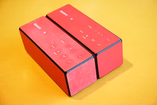  SRS-X33. Loa di động không dây X33 giống như một phiên bản phóng lớn và kéo dài của X11. Model này có khả năng tái tạo âm trầm sâu, mạnh nhờ bộ điều hướng âm thanh (radiator) bị động kép đáp ứng dải tần thấp. Công suất loa gấp đôi, X11, lên đến 20W. So về tính năng, X33 có nhiều điểm khác biệt với mẫu cơ bản X11 như công nghệ LDAC (phát nhạc chất lượng cao không dây), NFC, Bluetooth, S-Master, DSEE và Clear Audio+,... Mẫu loa này có thời lượng sử dụng khoảng 12 tiếng sau mỗi lần sạc.